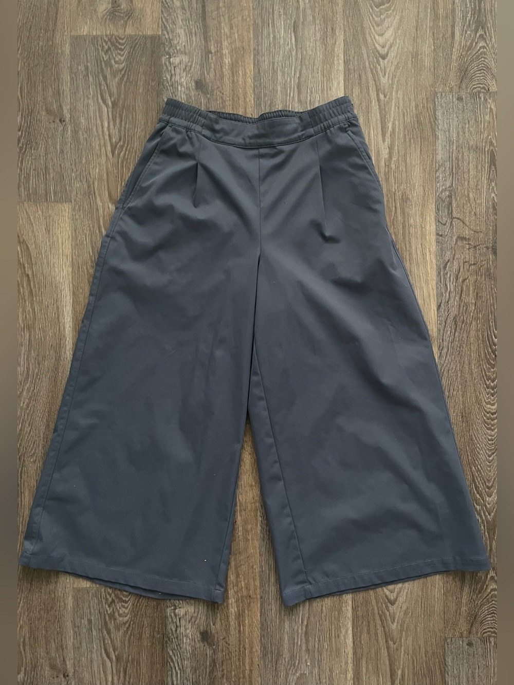 The North Face Wide Leg Capri Pants 10 Gray Hiking Gorpcore Outdoor